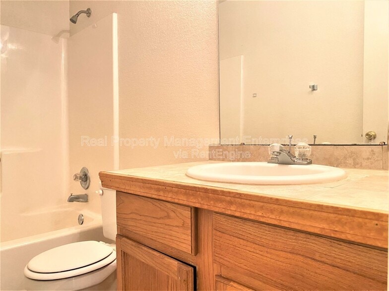 Building Photo - 916 Hyacinth Hollow Dr