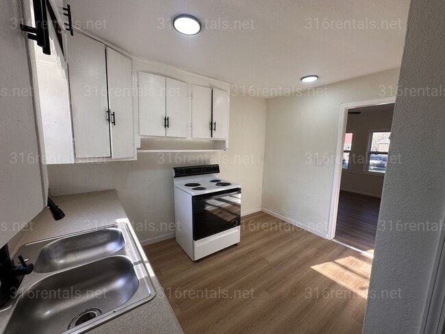 Building Photo - $925 - 3 bedroom/ 1 bathroom - Single Family Home