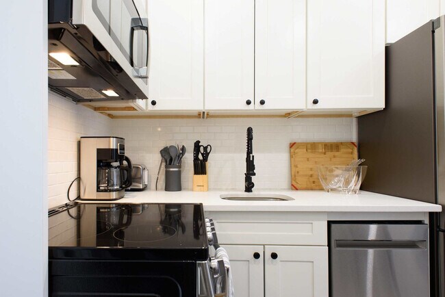 Building Photo - 240e E 75th St