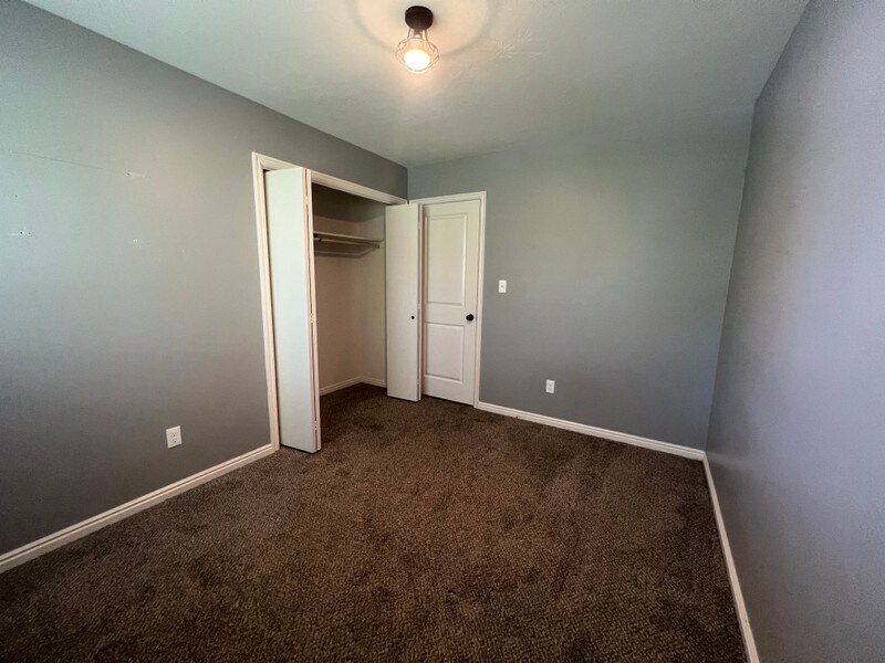 Building Photo - 1637 W Springwater Dr