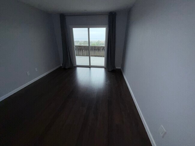 Building Photo - 533 Bustos Pl