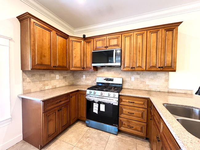 Building Photo - REMODELED 2 BED, 1.5 BATH IN CORONA