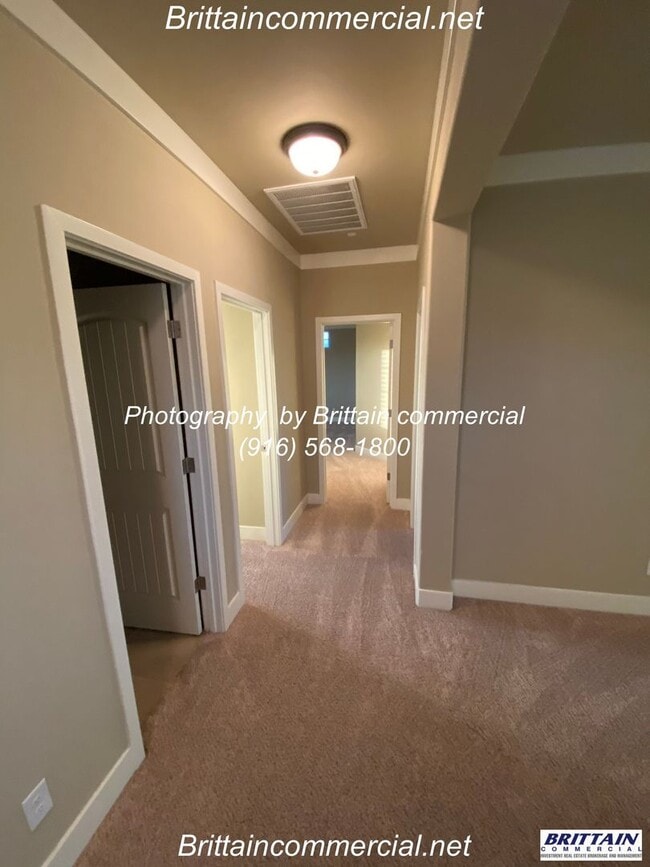Building Photo - Stunning 3 Bedroom, 2.5 Bath Single Family Home, Gated Community, Beautiful Inside & Out!