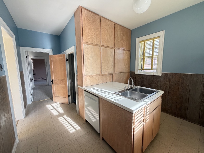 Building Photo - 1155 N Cherry St