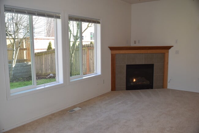 Building Photo - 6321 NE 59th Ct