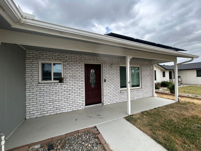 Building Photo - 854 Clover Ln