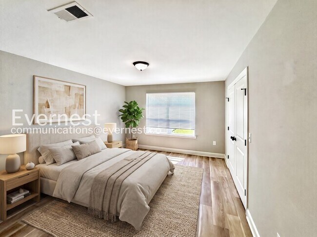 Building Photo - 3 Bed/2 Bath Townhome with Modern Features / Pet-Friendly / Available Now!