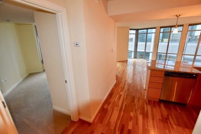 Building Photo - Beautiful Downtown 2 Bedroom Condo - Spaci...
