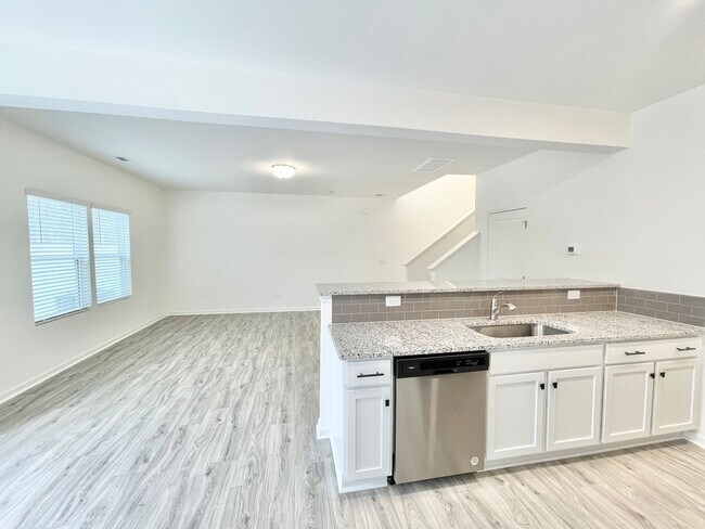 Building Photo - Spacious 3BD/2.5BTH Paired Home minutes from I-77 and I-40 - Available 08/10