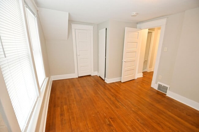 Building Photo - Close to Notre Dame, newly remodeled 3 bed...