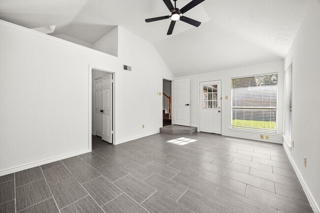 Building Photo - 2010 Courtshire Ln