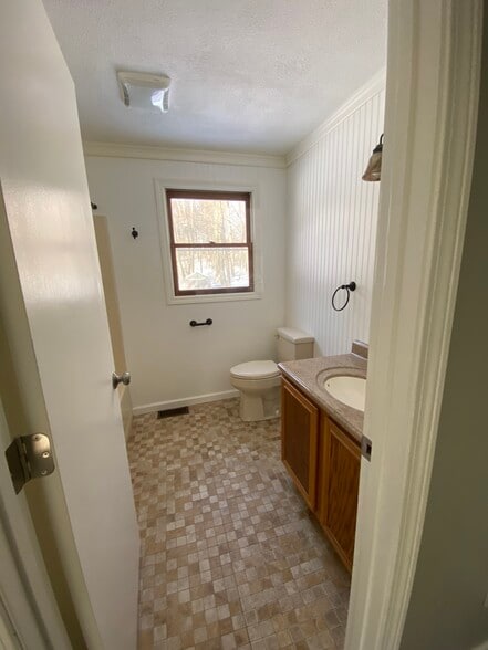 Full bath w/tub - 60 Minechoag Hts