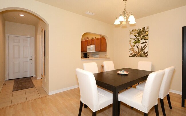 Building Photo - Lakeside Village Townhouse 2 Bedroom  2.5 Bath Available for Short-Term Rental