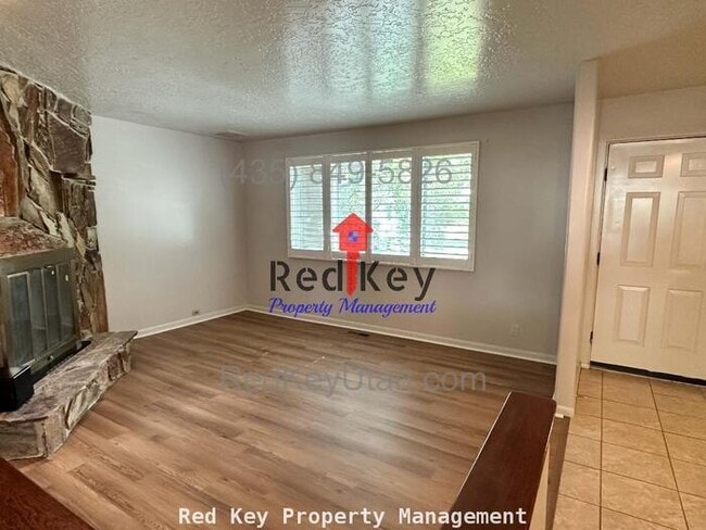 Building Photo - Country Club Dr. Single Family Home