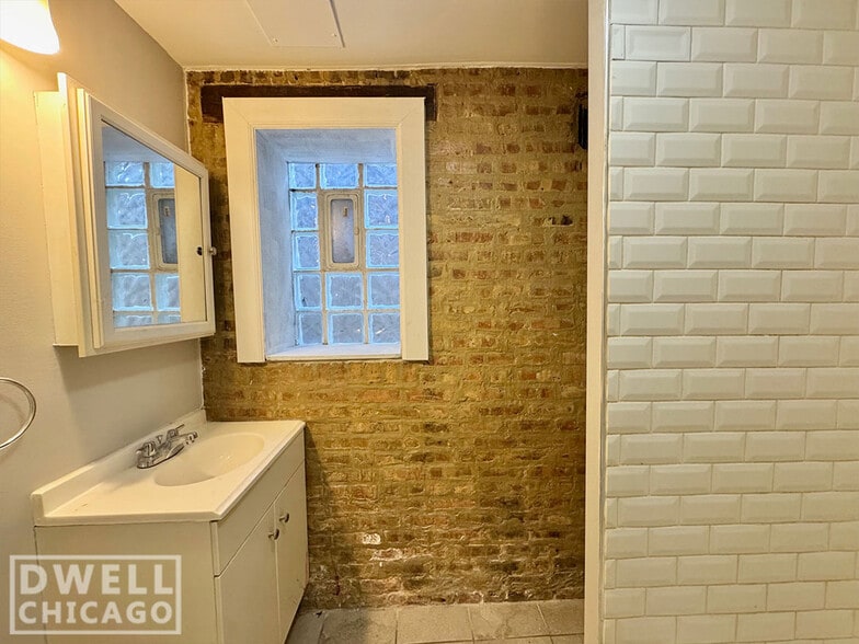 Building Photo - 2644 W Cermak Rd