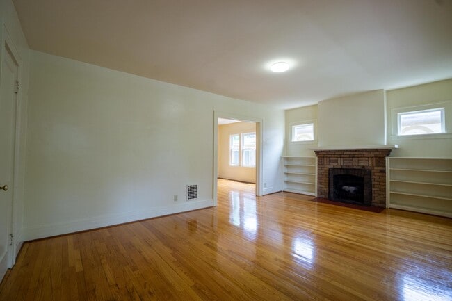 Building Photo - 407 Roosevelt Ave