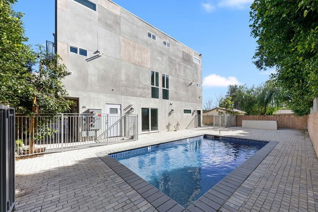 Building Photo - 13637 N Fellows Ave