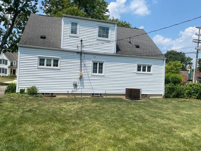 Building Photo - 3 Bedroom 1.5 Bathroom Single Family Home ...