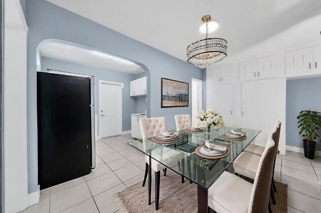 Building Photo - Spacious 2-Bedroom Apartment in Central Hollywood