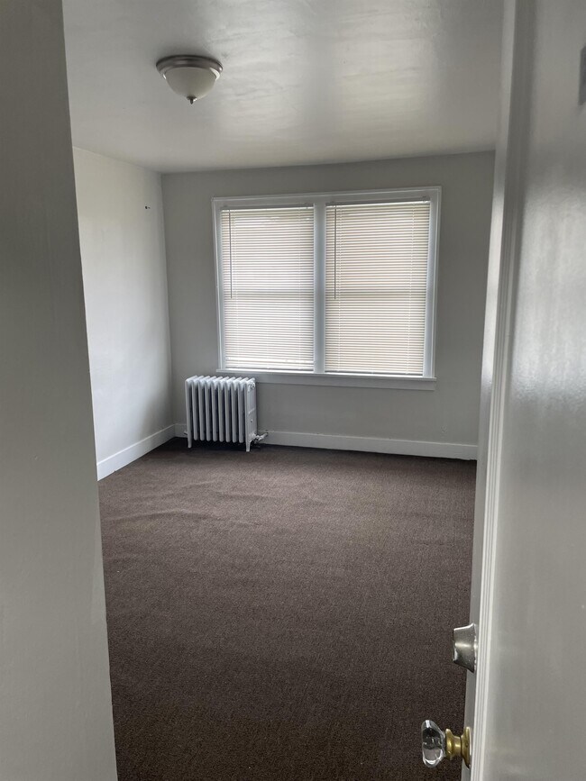 Building Photo - 423 2nd St NE