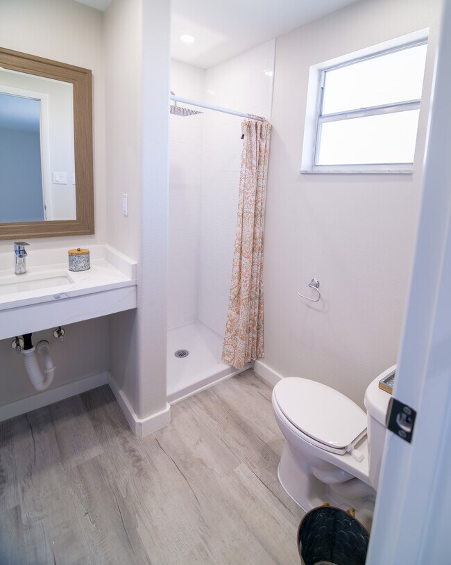 Building Photo - 6443 Lomand Ave