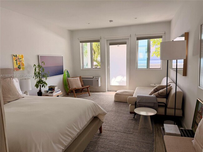 Building Photo - 220 Collins Ave