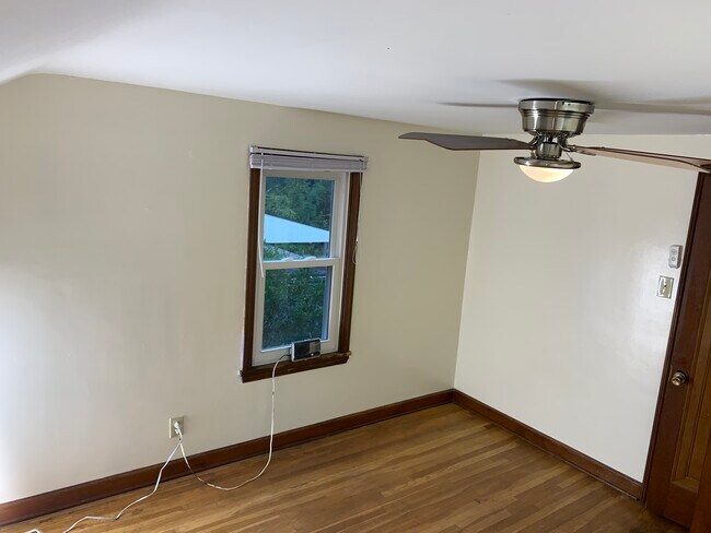 Building Photo - 1015 Willow Dr