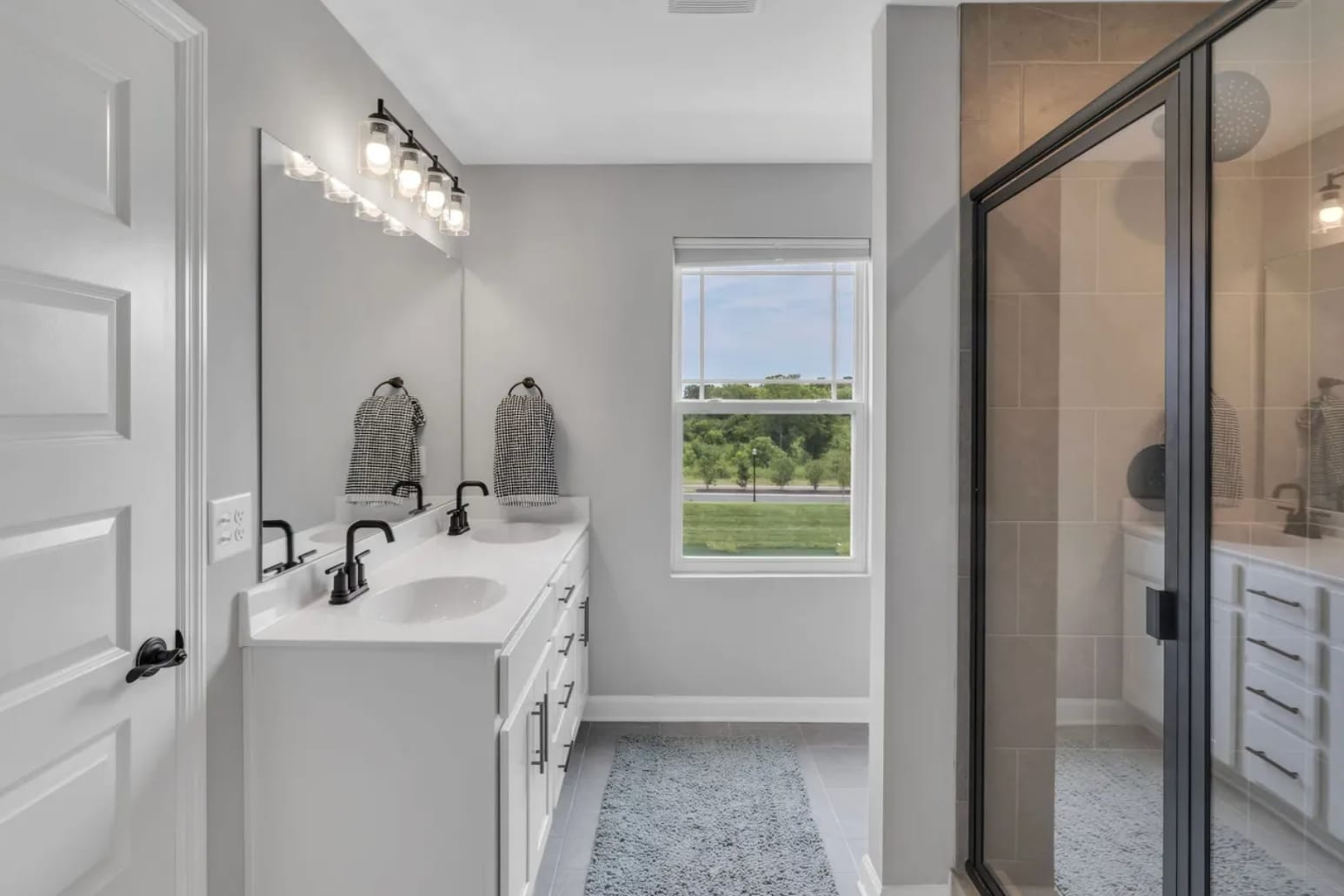Master Suite Bath with Stand up Shower & Walk in Closets - 422 Kinnard Pvt Dr