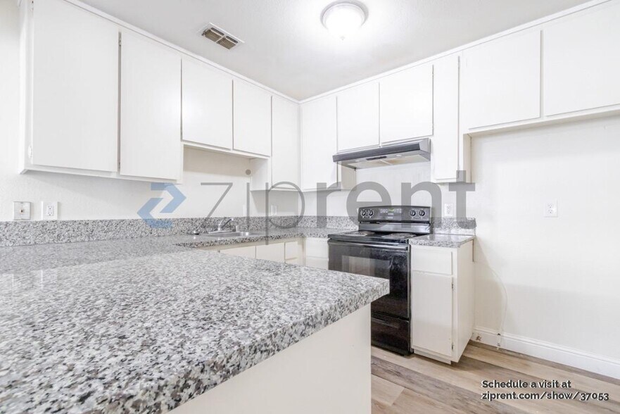 Building Photo - 8001 Zenith Dr