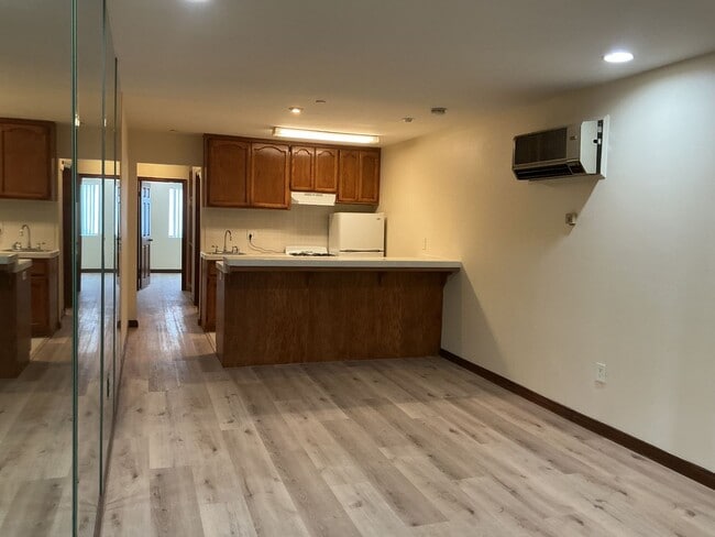 Building Photo - Los Caballeros #325