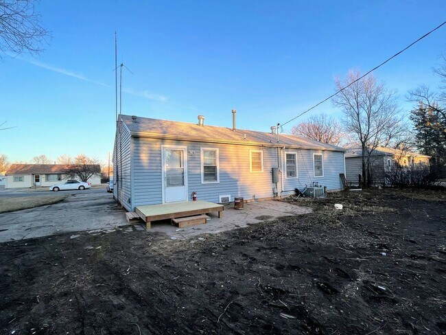 Building Photo - 1019 College Ln