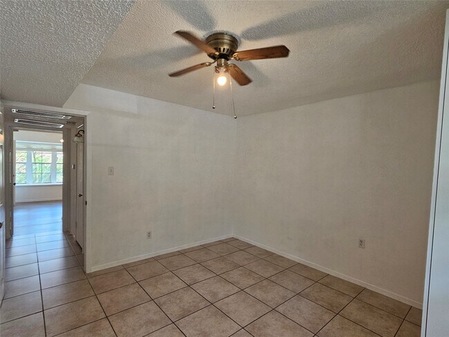 Building Photo - 8287 Kingsbrook Rd