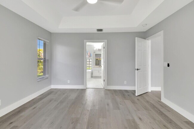 Building Photo - 915 Sunflower Ave