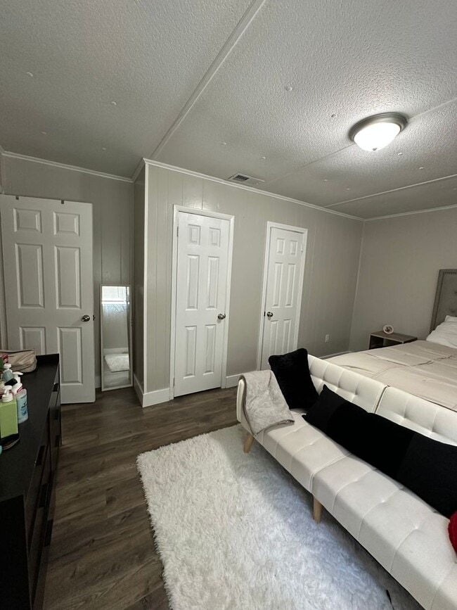 Building Photo - 4 Bedroom, 2 bathroom home near Caterpillar