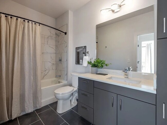 Building Photo - 303 31st Ave N