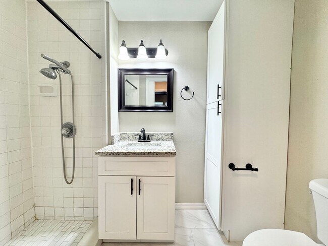 Building Photo - Lake Buckeye Condo