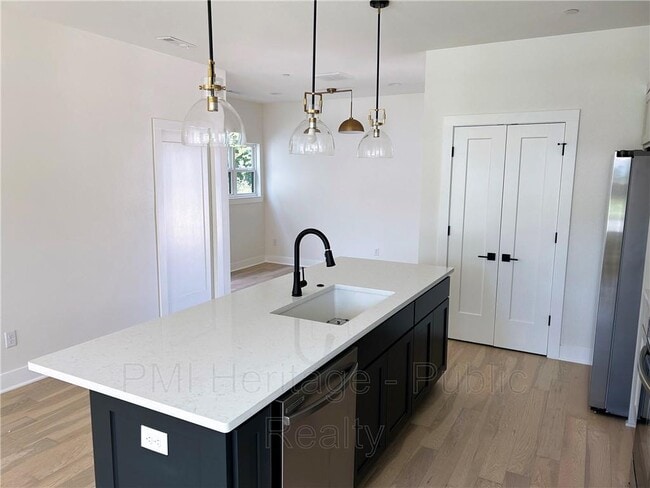 Building Photo - 610 N 6th St