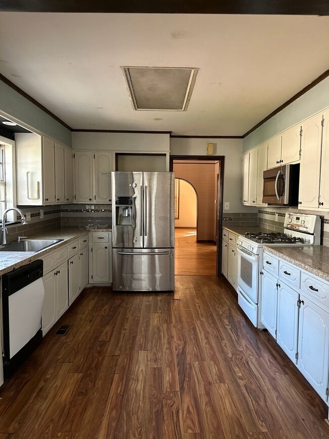 Building Photo - $1,355.00 Move-in-special