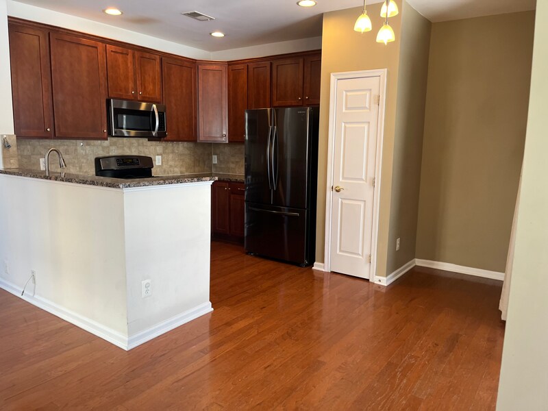 Building Photo - 43935 Hickory Corner Terrace