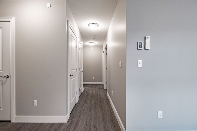 Building Photo - 8 Friendly Way