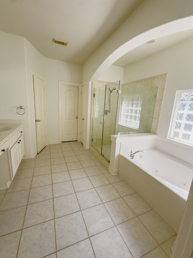 Building Photo - 1648 Lakeside Enclave Dr