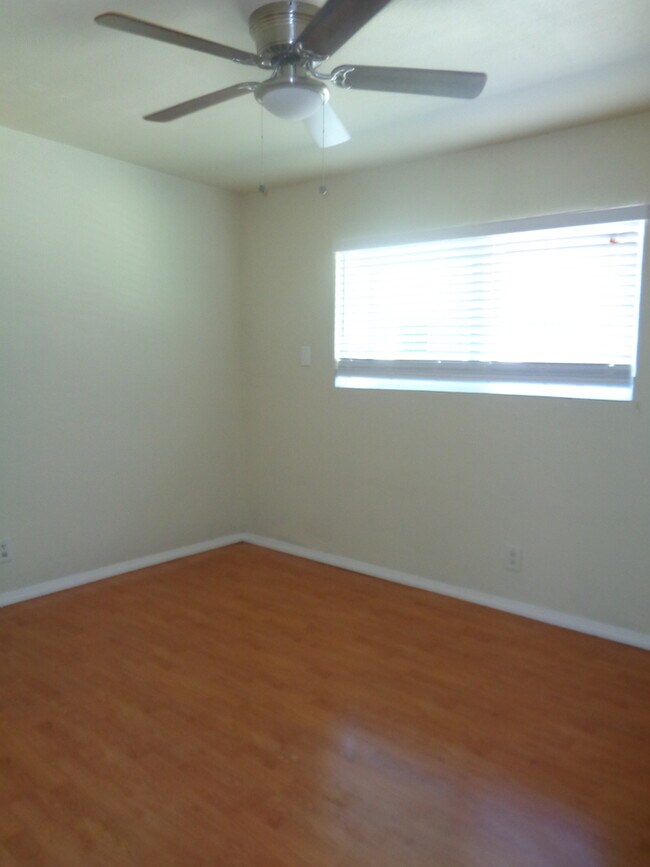 Building Photo - 607 E Utica Ave