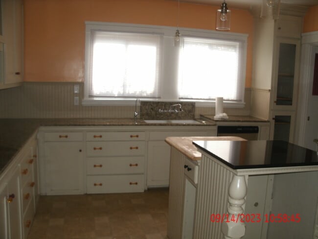 Building Photo - 1056 E 1st St