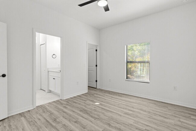 Building Photo - 548 Knapp St