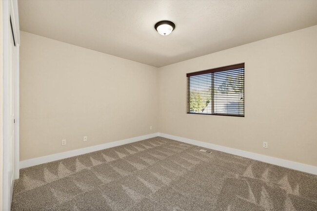 Building Photo - Spacious 5-Bedroom Home (plus bonus room) on ½ Acre in Bridgetower – Rare Meridian Rental!