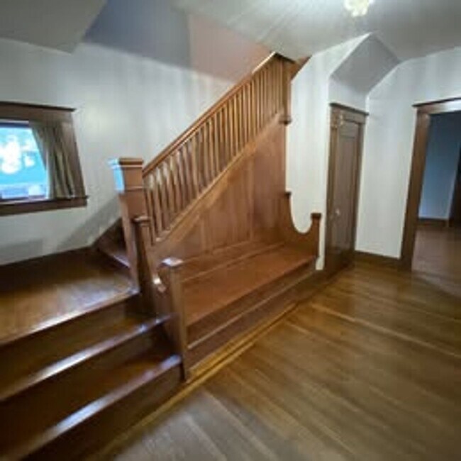 Building Photo - 3 Bed | 2 Bath | McKinley Park Area — $3,375/Month