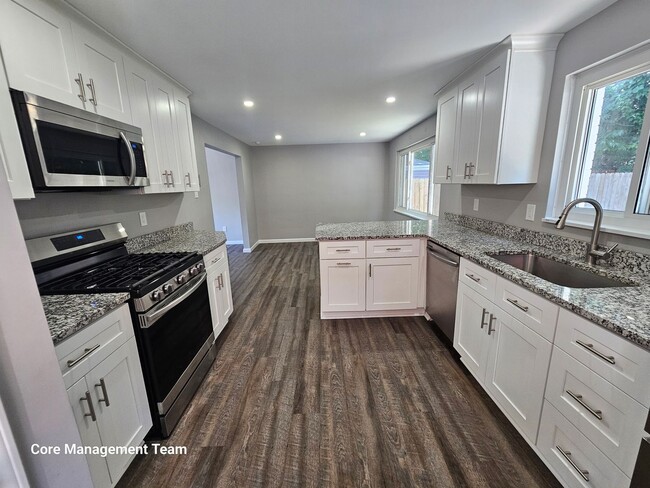 Building Photo - Amazing 3 Bedroom house Located in Lawrenceville!