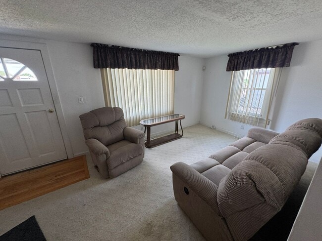 Building Photo - Cozy 2 Bedroom 1 Bath Home