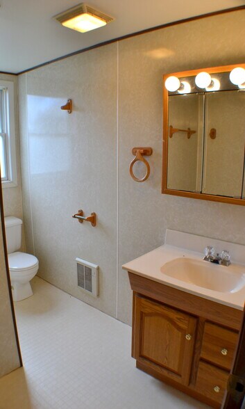 Upstairs Bath - 605 Iowa Ave