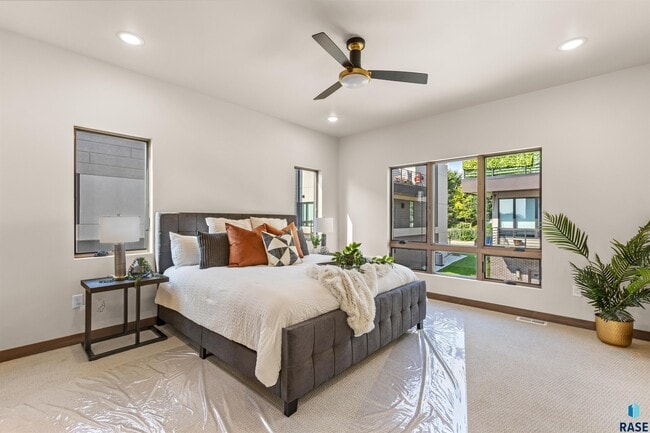 Building Photo - 2807 S Terry Ave